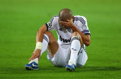 Pepe se lamenta del tobillo, en el Borussia-Madrid.