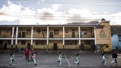 Alumnos hacen ejercicio en el patio de un colegio público de Guatemala, en 2018.