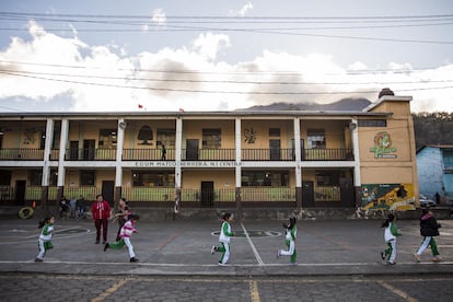 Alumnos hacen ejercicio en el patio de un colegio público de Guatemala, en 2018.