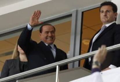 El ex primer ministro italiano, Silvio Berlusconi (iz), saluda mientras asiste a un partido de hockey hielo jugado por el presidente ruso, Vladimir Putin, durante un festival de hockey hielo en el Megasport Arena. EFE/Archivo
