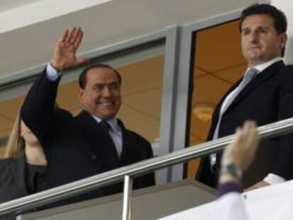 El ex primer ministro italiano, Silvio Berlusconi (iz), saluda mientras asiste a un partido de hockey hielo jugado por el presidente ruso, Vladimir Putin, durante un festival de hockey hielo en el Megasport Arena. EFE/Archivo