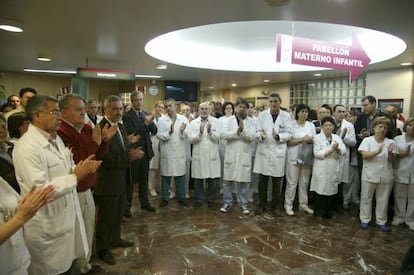 Imagen del personal del Hospital Virgen de la Arrixaca de Murcia, donde falleci&oacute; una doctora agredida en un centro de salud. 