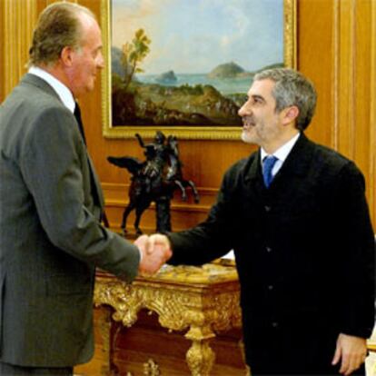 Don Juan Carlos saluda al coordinador general de IU, Gaspar Llamazares.