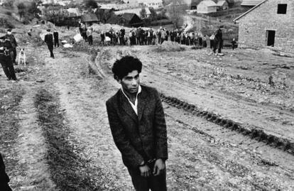 Eslovaquia, Jarabina.,1963. Reconstrucción de un homicidio. En primer plano un joven gitano sospechoso de ser culpable.
