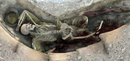 Arriba, reconstrucción de Xarli muerto en su trinchera a partir de la posición real del esqueleto.