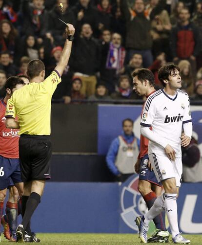 Kaká recibe la segunda tarjeta amarilla a los 19 minutos de su ingreso en el campo.