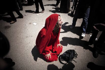 La madre de uno de los jóvenes asesinados por el ejército en Port Said llora en el aparcamiento que hay fuera de la Academia de Policía. La multitud estalló en gritos de alegría y rezos cuando se anunció la cadena perpetua de Mubarak en la plaza Tahrir, en El Cairo.