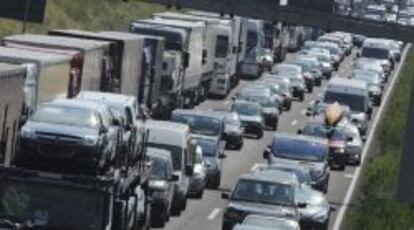 Una multitud de camiones y coches atascan la autopista A2 a su paso por Gross Munzel (Alemania). 