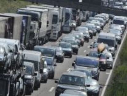 Una multitud de camiones y coches atascan la autopista A2 a su paso por Gross Munzel (Alemania). 
