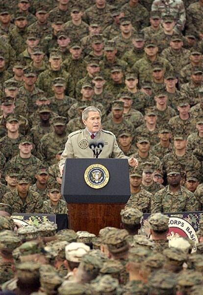 George W. Bush se dirige a soldados estadounidenses en San Diego, ayer.