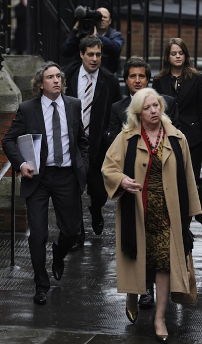 El cómico Steve Coogan y la exasesora de Elle McPherson, Mary-Ellen Field, llegan al tribunal londinense donde se celebra el juicio por las escuchas del desaparecido periódico <i>News of the world</i>, en Londres, el 22 de noviembre de 2011