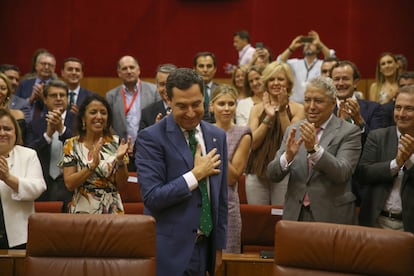 El dirigente popular, Juan Manuel Moreno, agradece los aplausos tras ser investido presidente de la Junta en el Parlamento andaluz.