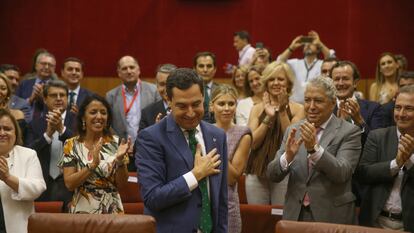 El dirigente popular, Juan Manuel Moreno, agradece los aplausos tras ser investido presidente de la Junta en el Parlamento andaluz.