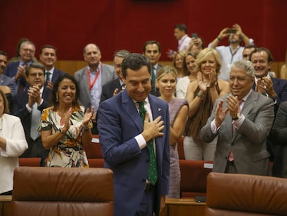 El dirigente popular, Juan Manuel Moreno, agradece los aplausos tras ser investido presidente de la Junta en el Parlamento andaluz.