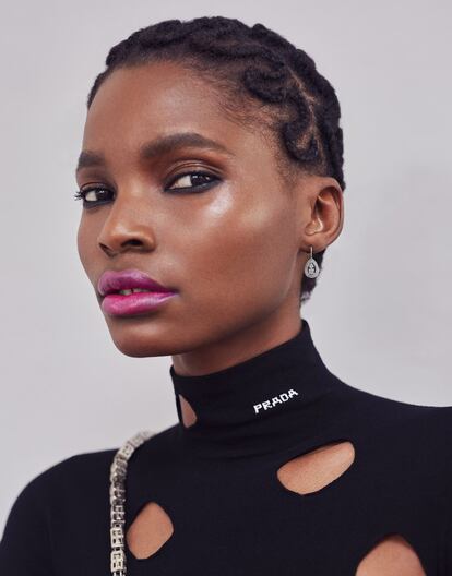 Esta primavera, lejos de abandonarnos, los labios rojos resultan omnipresentes tanto en las pasarelas —sirvan de ejemplo las de Dolce & Gabbana, Balmain y Max Mara— como en el street style. Aunque también destaca el acabado natural, ensalzado tan solo con ayuda de un bálsamo o de un labial muy hidratante.<p><b>Labios pospandemia.</b> Pese a la mascarilla, el foco recae sobre los labios, que se pueden lucir degradados (Blumarine), con efecto ombré (Valentino) o borrosos (Bora Aksu). Se emparejan con miradas monocromáticas —en negro o en un color alegre—, a las que se añade un extra de dramatismo con ayuda de una máscara de pestañas potente, como Lash Idôle, de Lancôme. La modelo viste jersey de cuello alto de viscosa con calado negro de Prada; minibolso Antigona en piel, de Givenchy, y pendientes Joséphine Rondes de Nuit en oro blanco de 18 quilates, engastado con diamantes talla brillante, de Chaumet.</p>