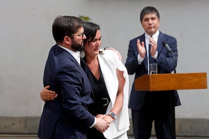 Gabriel Boric se despide de Izkia Siches, exministra del Interior, durante una ceremonia de presentación de su nuevo Gabinete, en el palacio presidencial de La Moneda en Santiago, Chile, el martes 6 de septiembre de 2022.