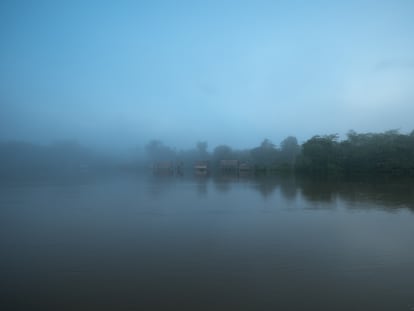 Amanecer navegando por el Yaquerana, río fronterizo entre Perú y Brasil. En Perú, en 2009, el pueblo indígena matsés apoyó la creación de la Reserva Nacional Matsés de 420 mil hectáreas, colindante con esta comunidad nativa. 