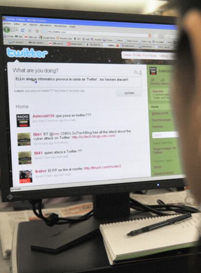 Un usuario consulta la página 'web' de Twitter tras el ataque.