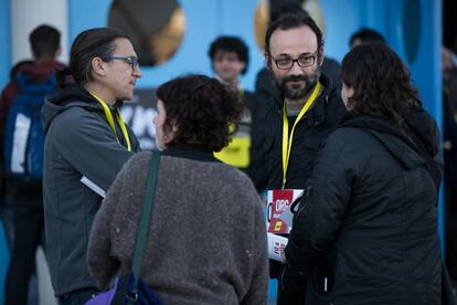 El diputat de la CUP Benet Salellas conversa amb militants.