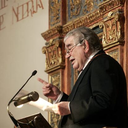 Antonio Gamoneda lee su discurso ayer en la Universidad de Alcalá de Henares.