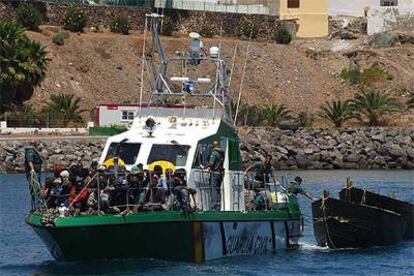 Una patrullera de la Guardia Civil, a su llegada al puerto de Gran Tarajal, Fuerteventura, con 76 inmigrantes rescatados el pasado sábado.