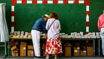 Votantes en el colegio Ramiro de Maeztu de Madrid, este domingo.