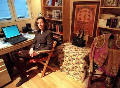Isabel Lama, directora de mercadotecnia de Intel para España, en su casa ante su ordenador portátil con el que realiza su trabajo a distancia