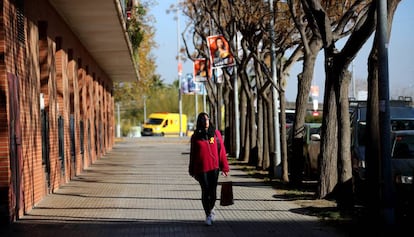 Una dona amb llaç groc passejasota cartells de C's.