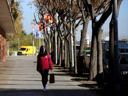 Una dona amb llaç groc passejasota cartells de C's.