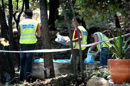 Agentes de los Mossos d&#39;Esquadra buscan indicios del crimen perpetrado en Girona.