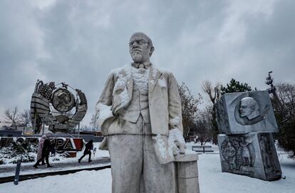 Varias personas caminan junto a una estatua de Lenin y otros monumentos de la Unión Soviética en un parque de Moscú en la semana en la que se cumplen 30 años de la firma del pacto por el cual la antigua URSS se disolvía.