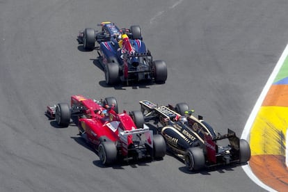 Alonso adelanta al francés de Lotus Romain Grosjean