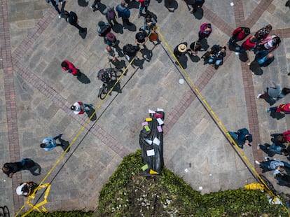 La estatua del conquistador español Gonzalo Jiménez de Quesada derribada por indígenas durante protestas en Bogotá, Colombia, el 7 de mayo de 2021.