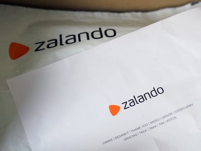 Paquete enviado por Zalando en un puesto de entrega de Galway (Irlanda).