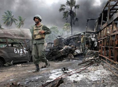 Un soldado de Sri Lanka camina por una de las últimas zonas tomadas a los tamiles, en una imagen distribuida por el Gobierno de Colombo.