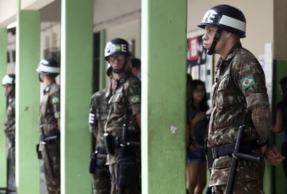 Soldados brasileiros vigiam um colégio eleitoral no Rio de Janeiro.