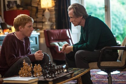 Domhal Gleeson, aquí junto a Bill Nighy, busca el amor en su pasado en 'Cuestión de tiempo'.