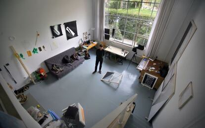 A Rubén li han cedit durant tres mesos un estudi de pintor: una mena de dúplex, amb un gran finestral.