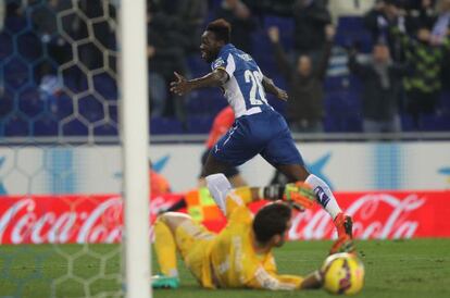 Caicedo festeja el gol ante Sergio. 