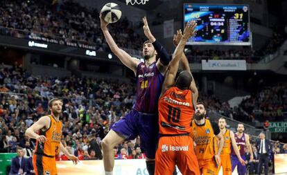 Ante Tomic lanza ante Will Thomas.