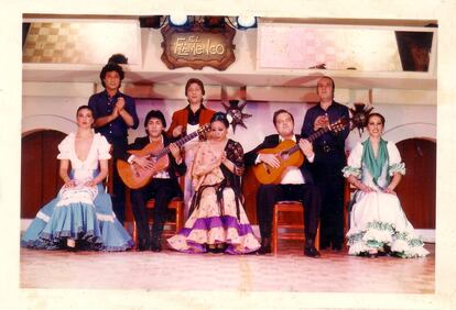 Chiquito de la Calzada, segundo por la derecha, dando palmas en Tokio en los años setenta.