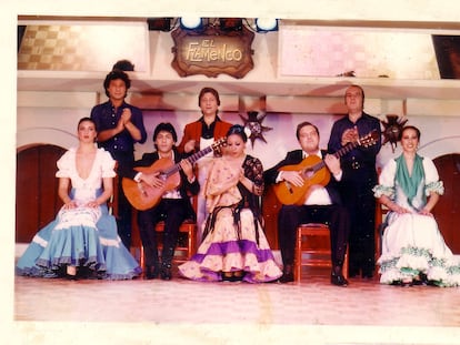 Chiquito de la Calzada, segundo por la derecha, dando palmas en Tokio en los años setenta.