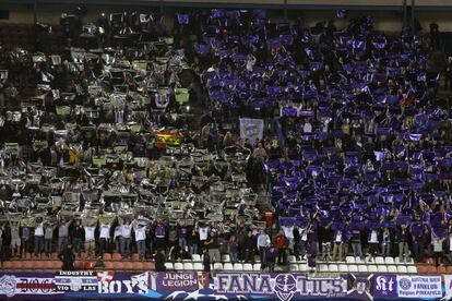 Seguidores del Austria de Viena en el estadio Vicente Calderón.