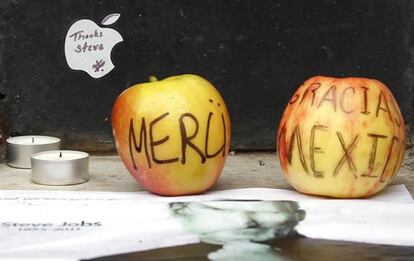 Dos manzanas, como ofrenda, en la entrada de la tienda de Apple en París