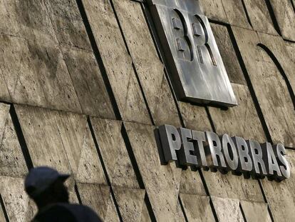 Foto de archivo del logo de la petrolera brasile&ntilde;a Petrobras en la fachada de la sede de la compa&ntilde;&iacute;a en R&iacute;o de Janeiro (Brasil). 