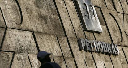 Foto de archivo del logo de la petrolera brasileña Petrobras en la fachada de la sede de la compañía en Río de Janeiro (Brasil).