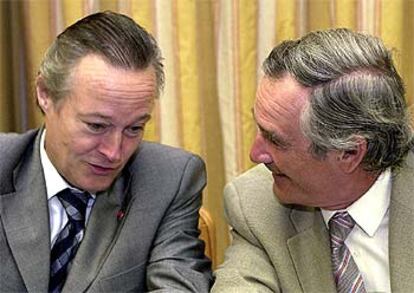 El ministro de Ciencia y Tecnología, Josep Piqué (izquierda), con el diputado de CiU Xavier Trias.
/ EFE