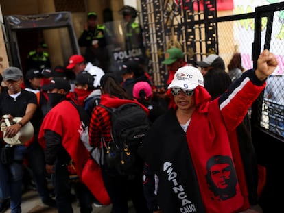 Docentes indígenas del Cauca protestan frente al Congreso por las fallas en los servicios de salud.