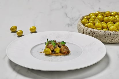 Aceitunas Manzanilla, alcachofas y caviar de intercambio, una receta creada por el chef Ricard Camarena