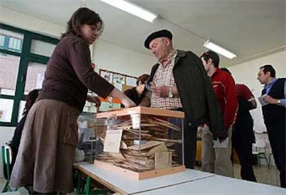 Un grupo de votantes, ayer en un colegio de Barakaldo.